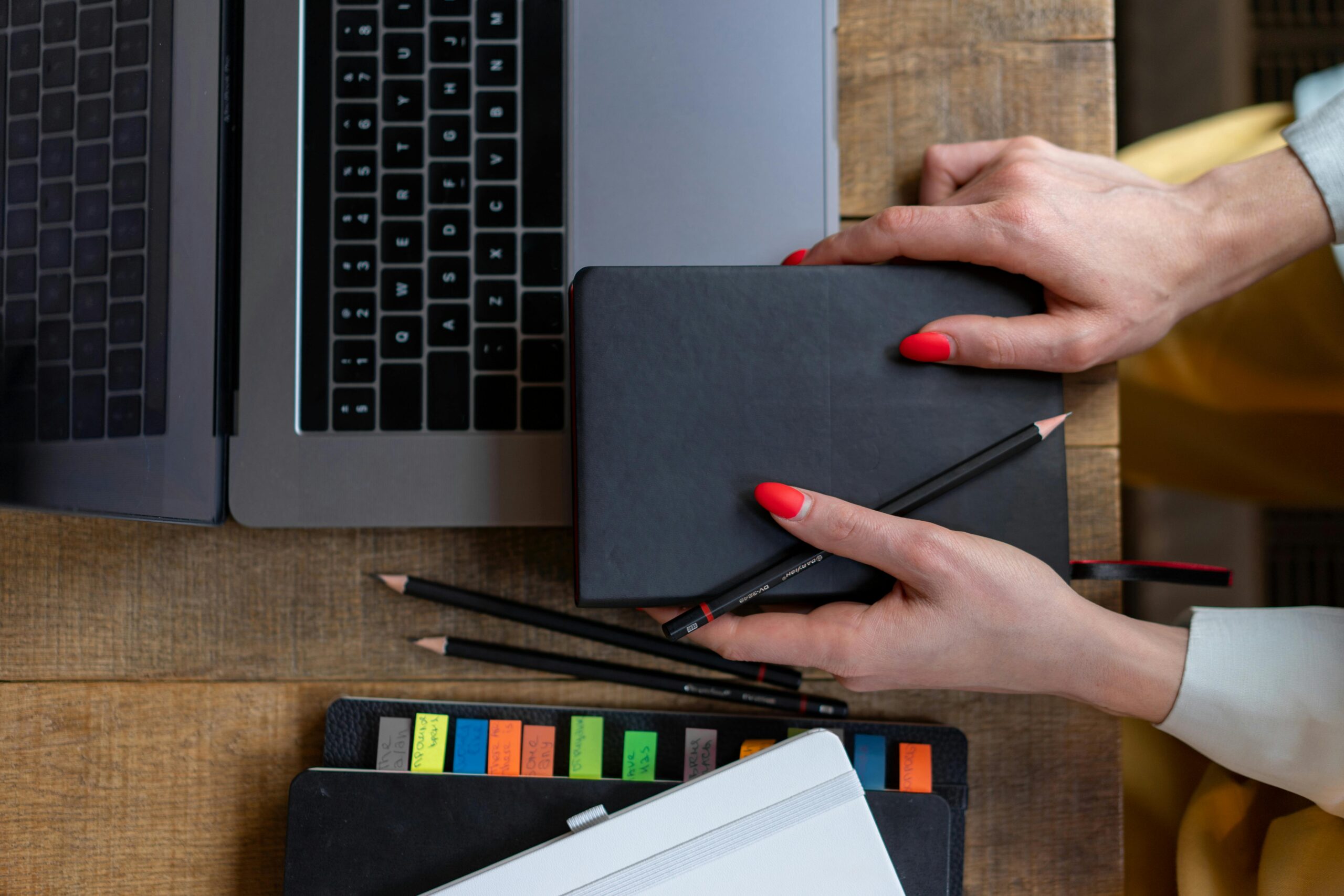 terminarz w rękach kobiety