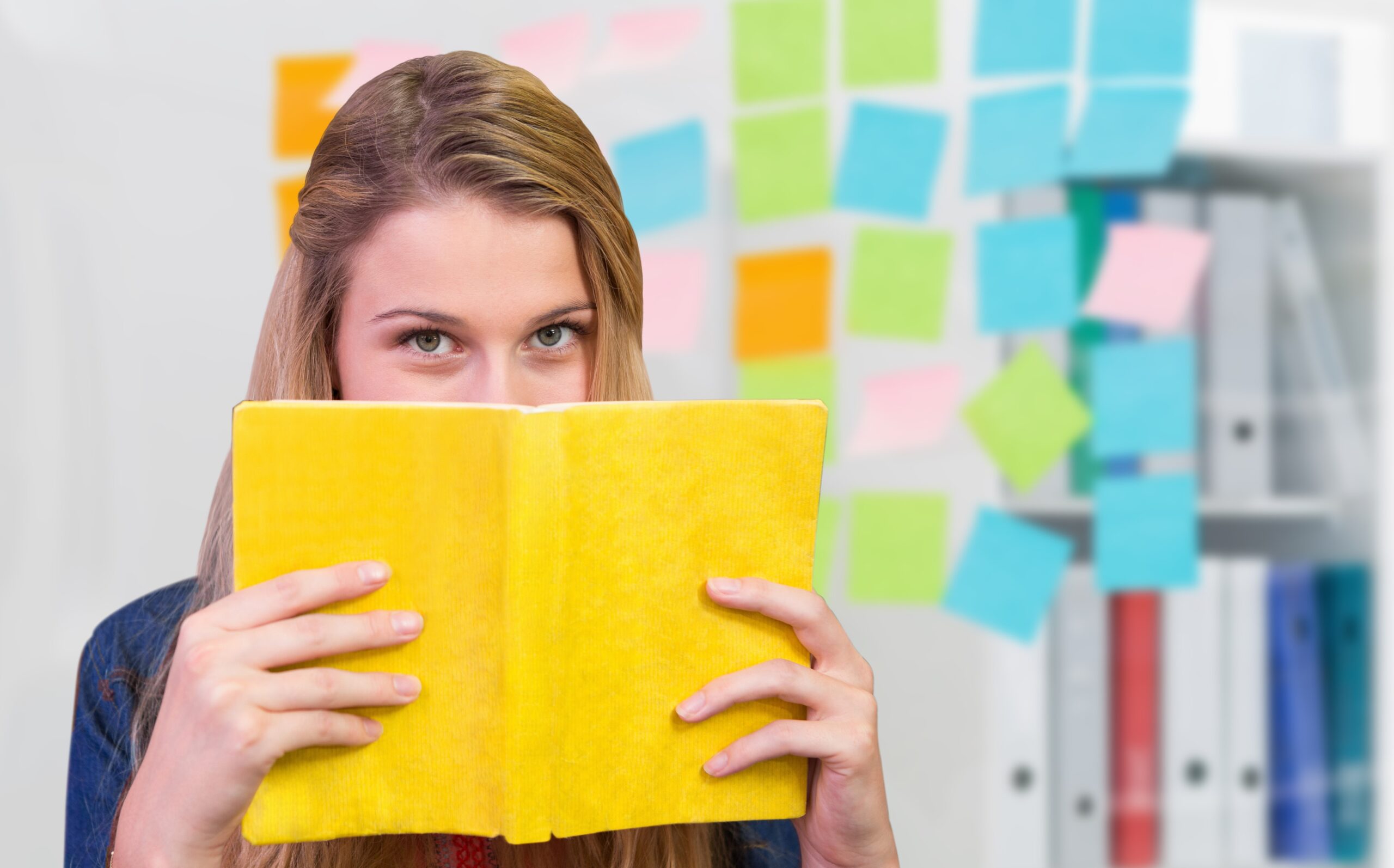 kobieta trzymająca książkę