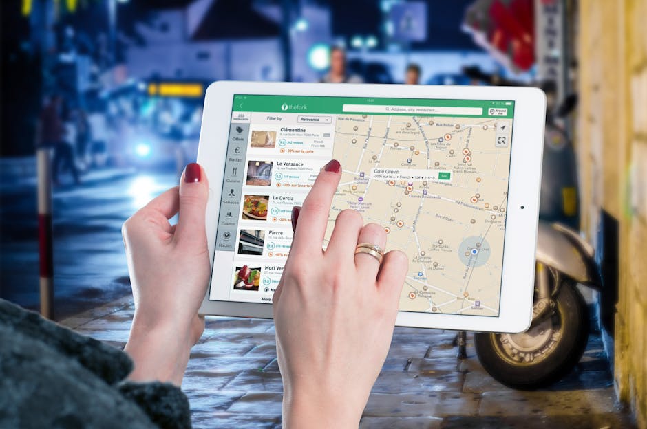 kobieta przeglądająca mapę na tablecie w trakcie podróży
