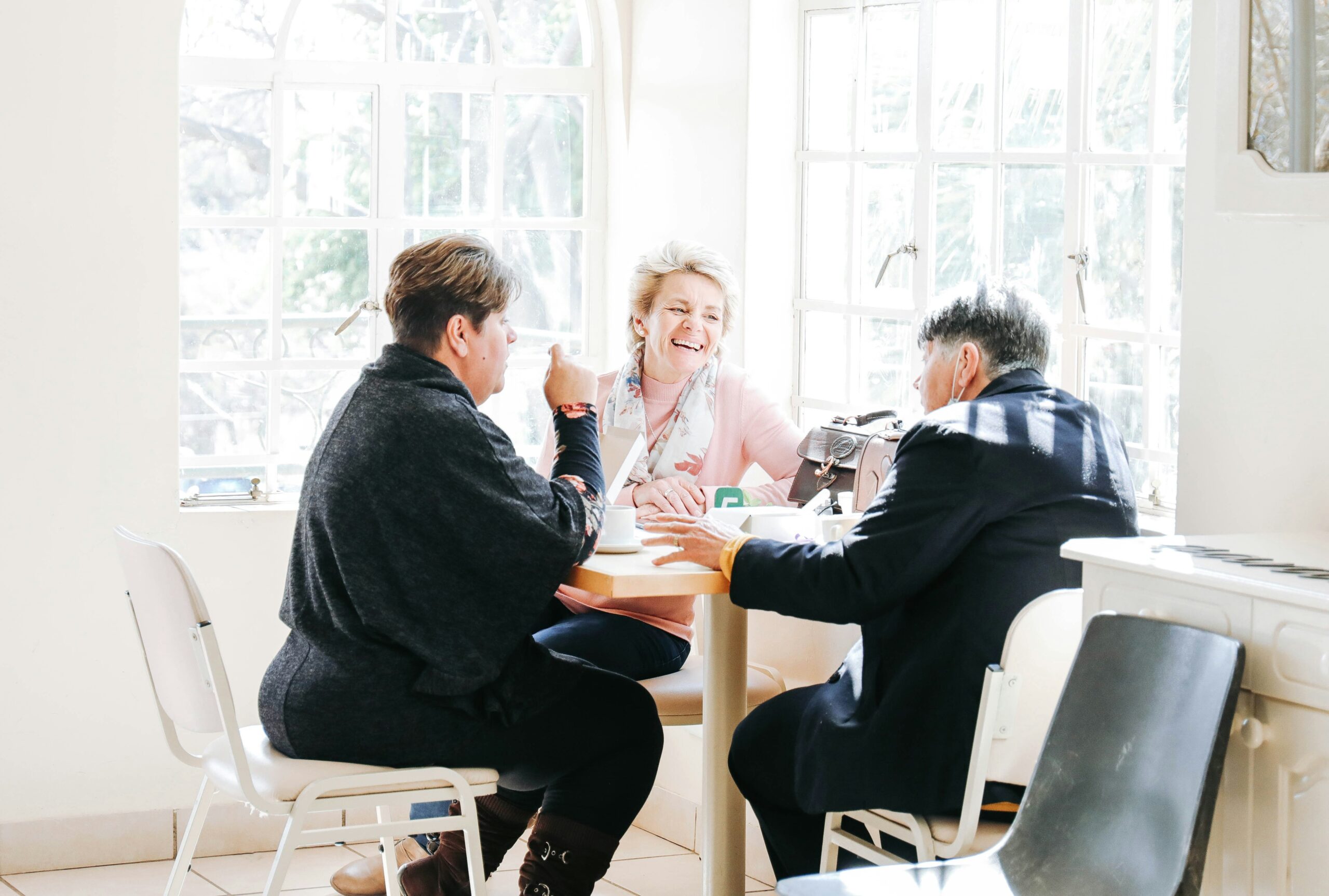 ludzie rozmawiający przy stoliku