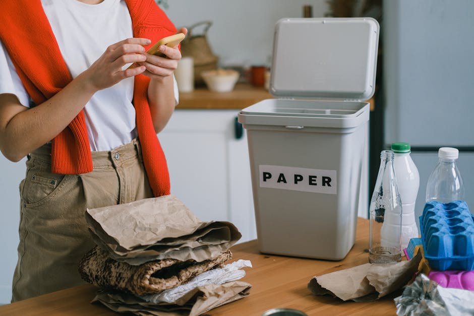 kosz na śmieci z napisem "paper" i kobieta segregująca śmieci