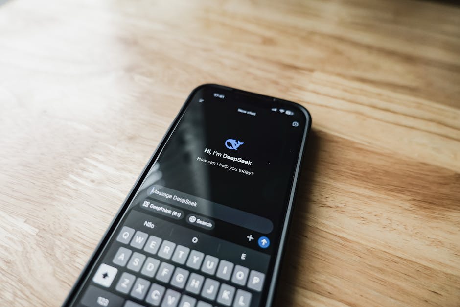 smartfon z otwartą aplikacją DeepSeek
