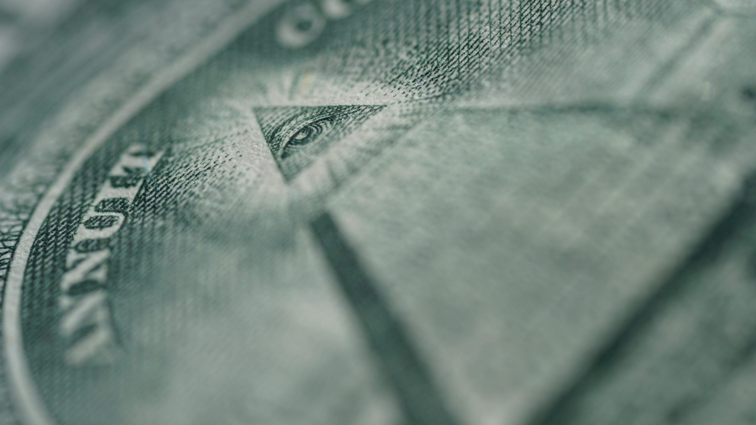 Zbliżenie na rewers amerykańskiego banknotu jednodolarowego z symbolem piramidy i oka opatrzności.